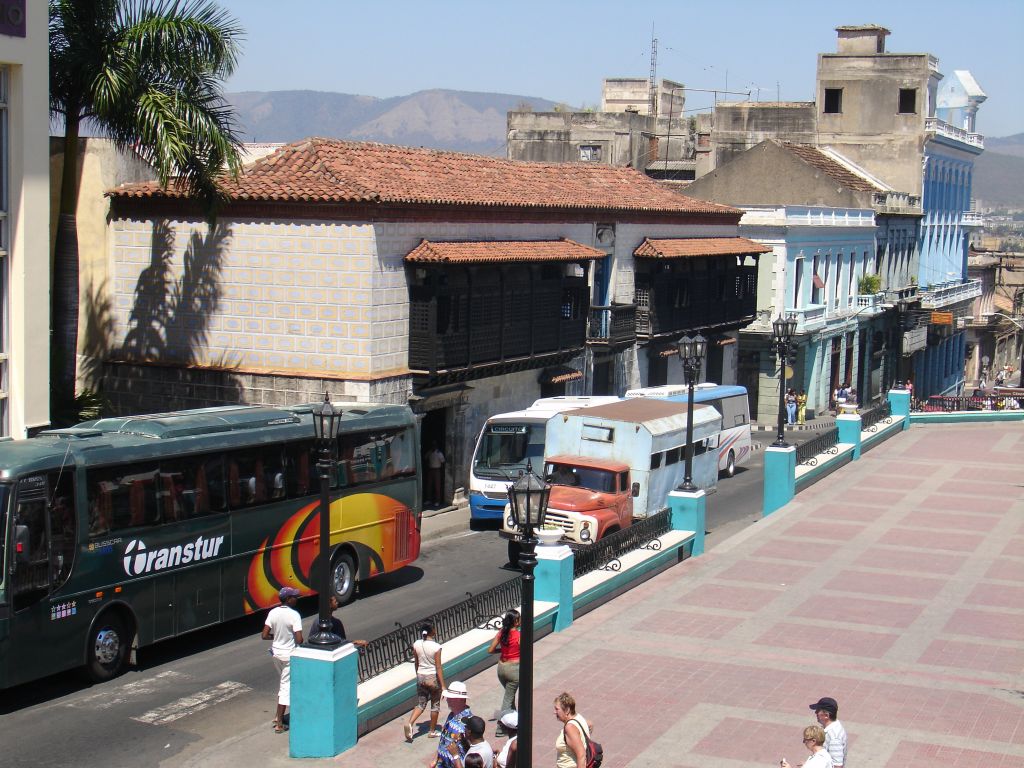 Das 'Museo del Ambiente Cubano' ist im ältesten erhaltenen Wohnhaus Kubas untergebracht. Die Fenster sind alle mit Holz verkleidet, um die Frauen vor neugierigen Blicken zu schützen und die Hitze draußen zu halten.<br />Im Vordergrund moderne Busse für Touristen und alte für Kubaner.