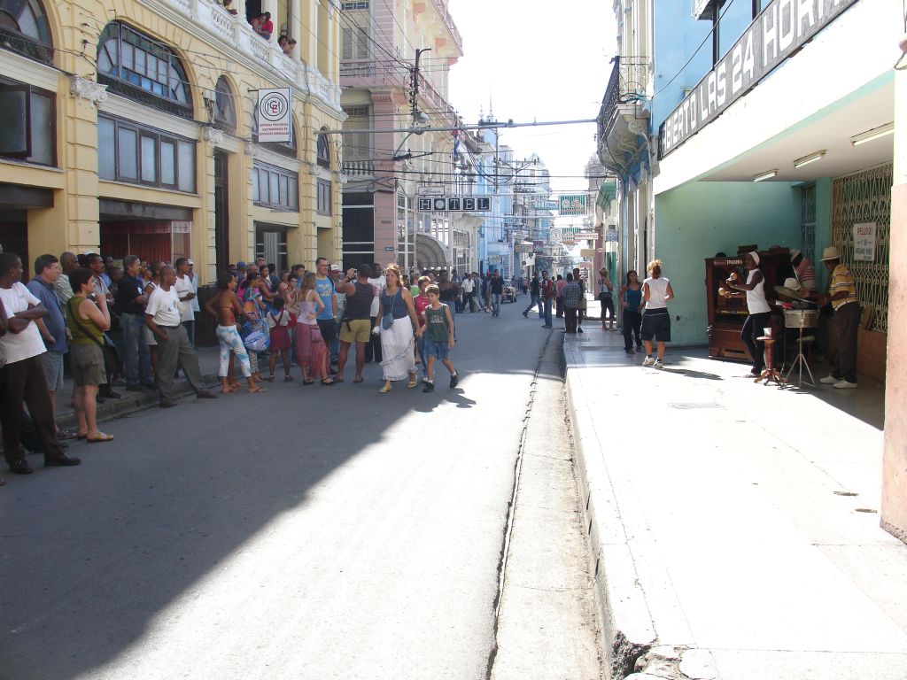 Santiago ist bekannt als die Musikstadt Kubas.<br />In der Einkaufsstraße spielte eine Gruppe vor dem Eingang zu einem Peso-Restaurant.
