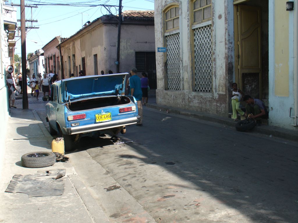 Bei dem geringen Verkehr in Kuba kann man das Auto einfach am Straßenrand aufbocken, um die Reifen zu reparieren.