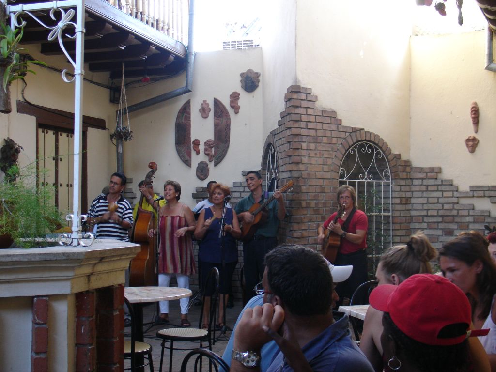 Die staatliche Künstlerfirma Artex organisiert im Innenhof ihres Hauses regelmäßig Livemusik. Im vorderen Bereich kann man Bilder, Skulpturen und CDs von kubanischen Künstlern kaufen.