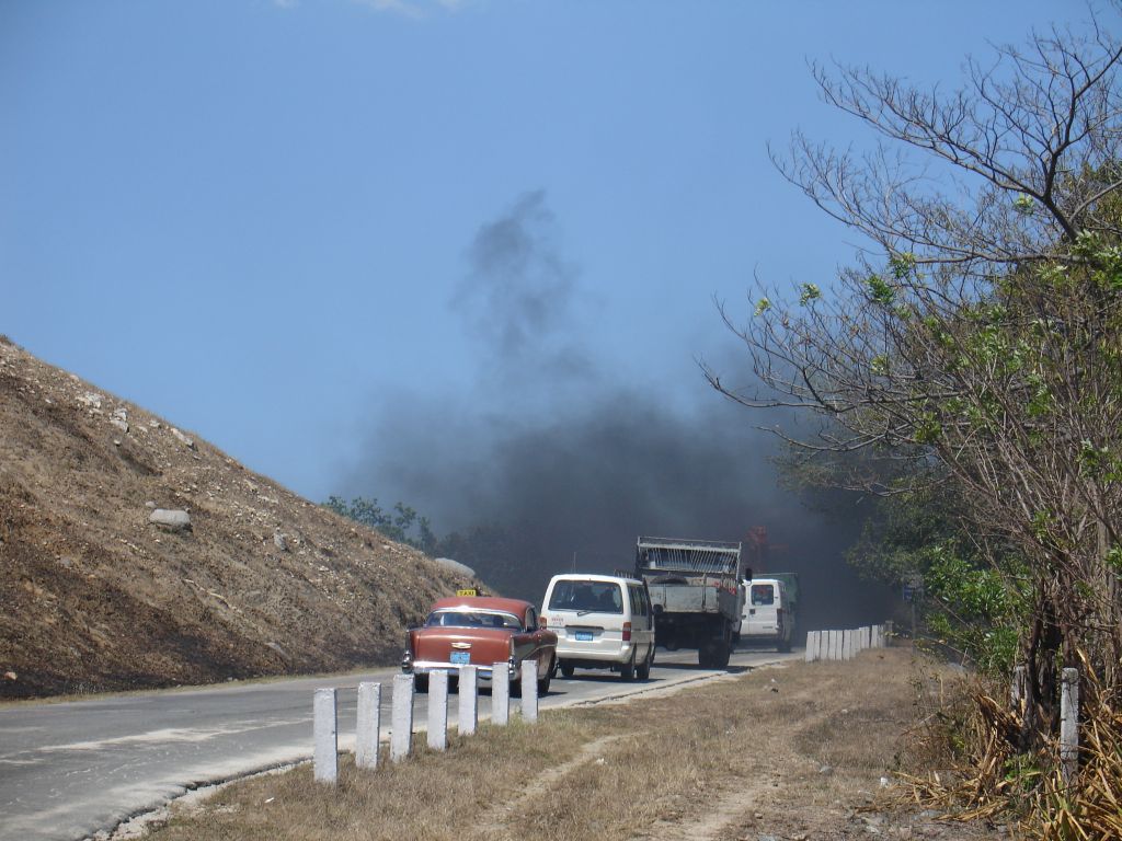 Auf dem Weg zurück Richtung Santiago hat mich ein LKW überholt, der aus dem Auspuff so stark gerußt hat, dass ich vom Rad aus nicht einmal mehr die Straße erkannt habe. Ich habe angehalten, um nicht in den Straßengraben zu fahren. Dann habe ich  die Kamera ausgepackt, und - als sich der Ruß schon etwas verzogen hatte - diese Bild gemacht.