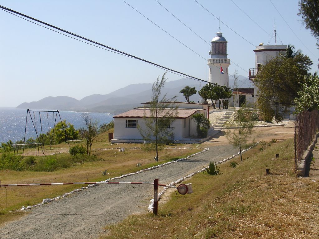An der Küste am Eingang zur Bucht von Santiago steht ein Leuchtturm.