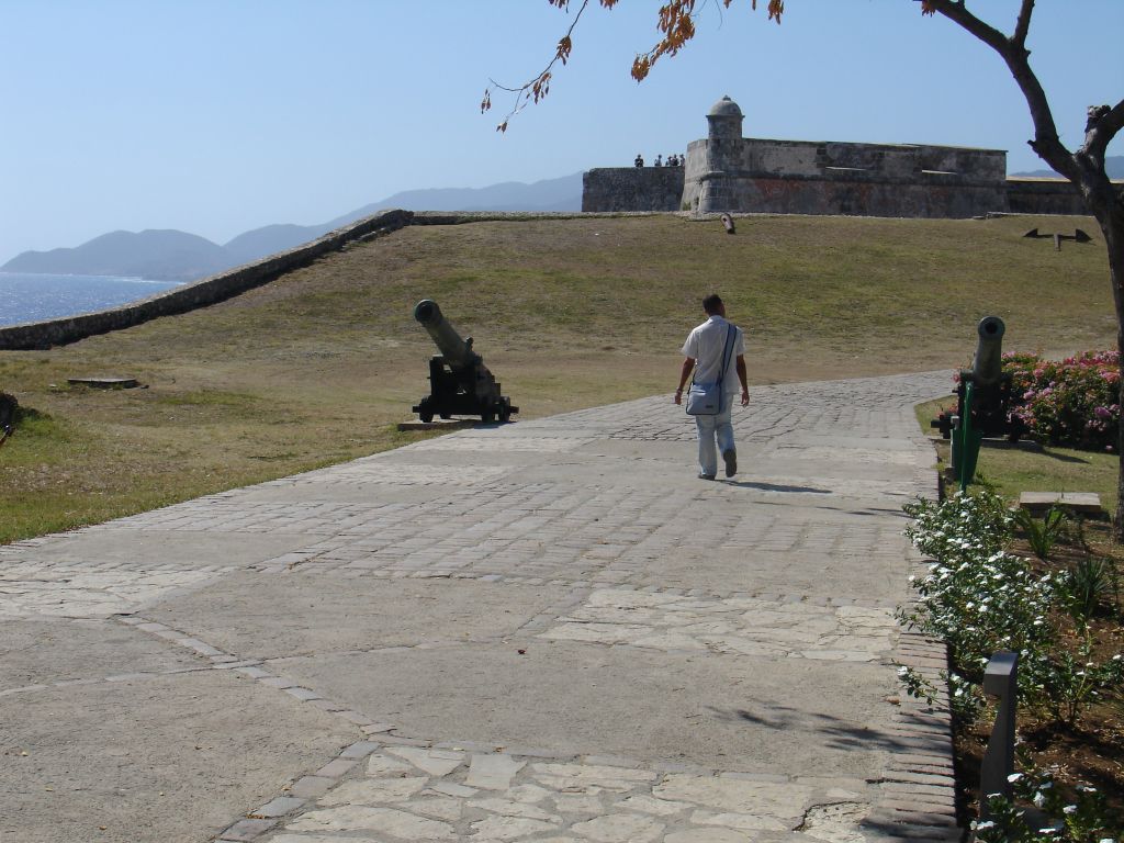 Direkt oberhalb der Bucht ist das Castillo del Morro, das die Einfahrt zur Bucht seit Jahrhunderten bewacht.