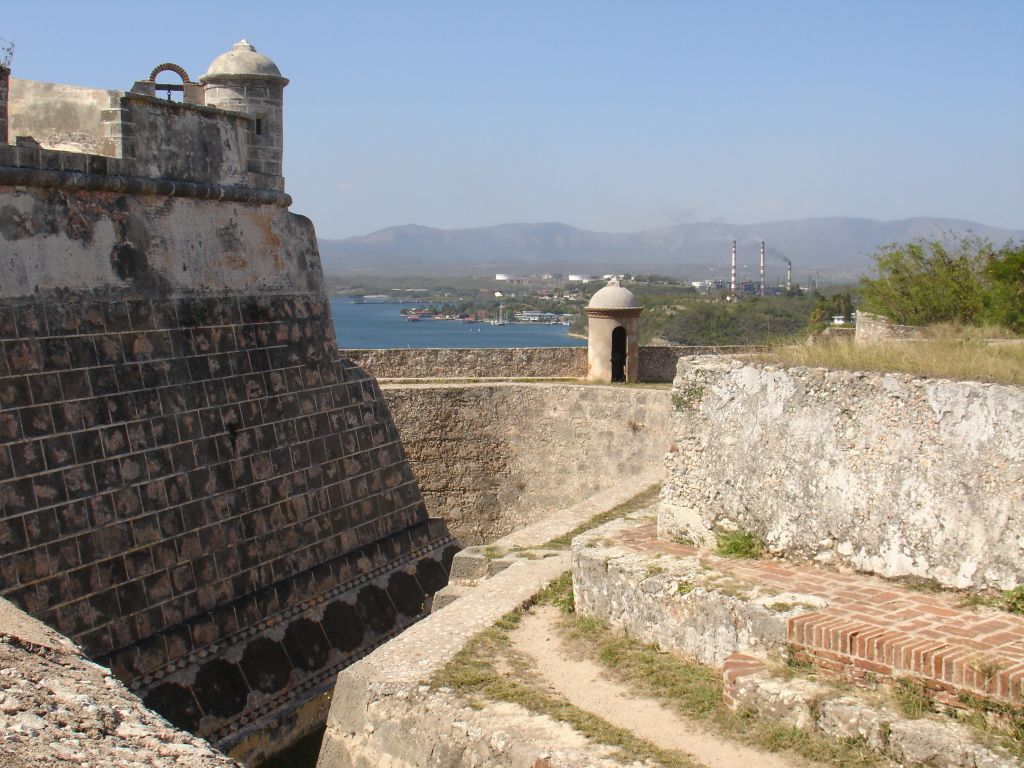 Die Burg ist durch einen Graben geschützt.