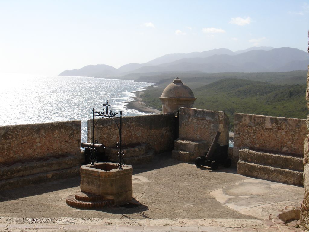 Blick vom Hof der Burg auf die Küste.