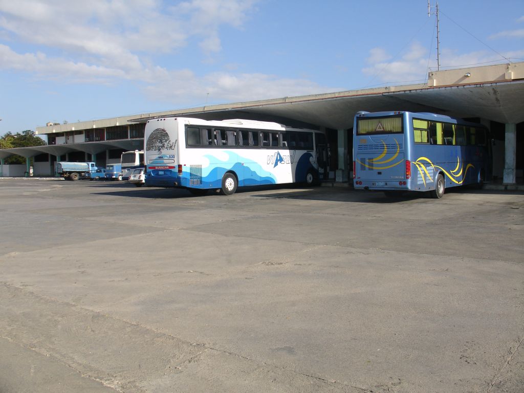 Mit dem Bus bin ich von Santiago nach Baracoa gefahren und dann mit dem Rad wieder zurück.<br />Viazul (Bus in der Mitte) ist die Überlandbuslinie, die nur Fahrgäste mitnimmt, die mit Devisen zahlen - und die einzige Busline, die auch offiziell Fahrräder transportiert.<br />Astro (rechts) nimmt Kubaner gegen einheimische Währung und ein paar Touristen pro Bus gegen Devisen mit. Die Busse sind deutlich voller - und damit auch die Gepäckfächer.