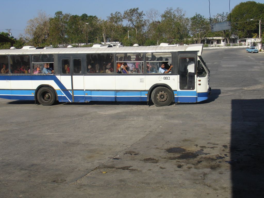Die lokalen Busse, wo man mit einheimischer Währung zahlt, sind meistens überfüllt.