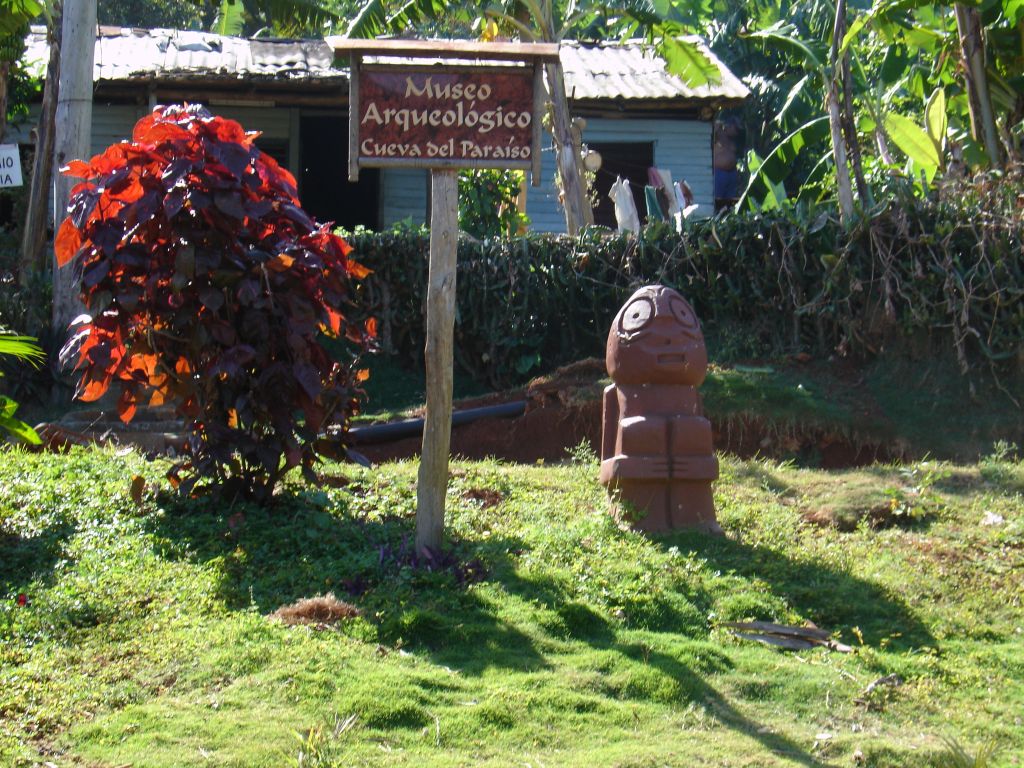 In der 'Paradieshöhle' oberhalb des Ortes haben archäologische Grabungen einige Funde aus den Zeiten der Ureinwohner Kubas gefunden. Eine private Initiative hat ein Museum eingerichtet. Aber seit Jahren gibt es keine Genehmigung von der Provinzregierung in Guantanamo, auch nur einen Wegweiser zum Museum im Ort Baracoa aufzustellen.<br />Ob das am Neid der Provinzregierung in der Hauptstadt Guantanamo, die touristisch nichts zu bieten hat, auf die Kleinstadt Baracoa, die viele Touristen anzieht, liegt?