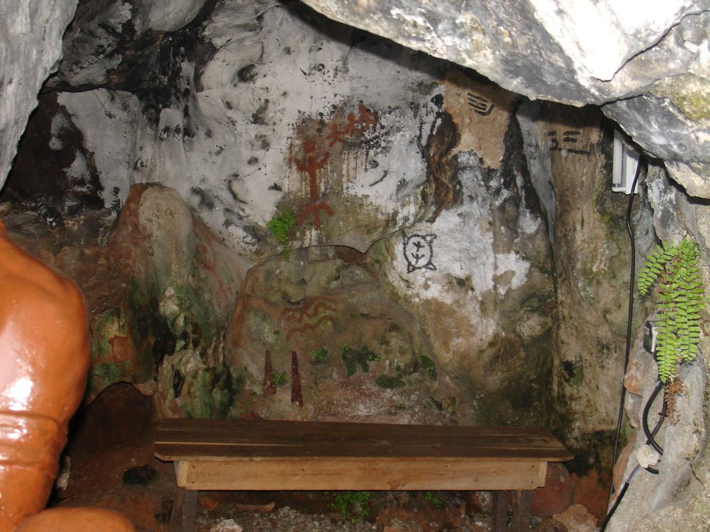 An der Wand der Höhle wurden einige Zeichnungen gefunden.