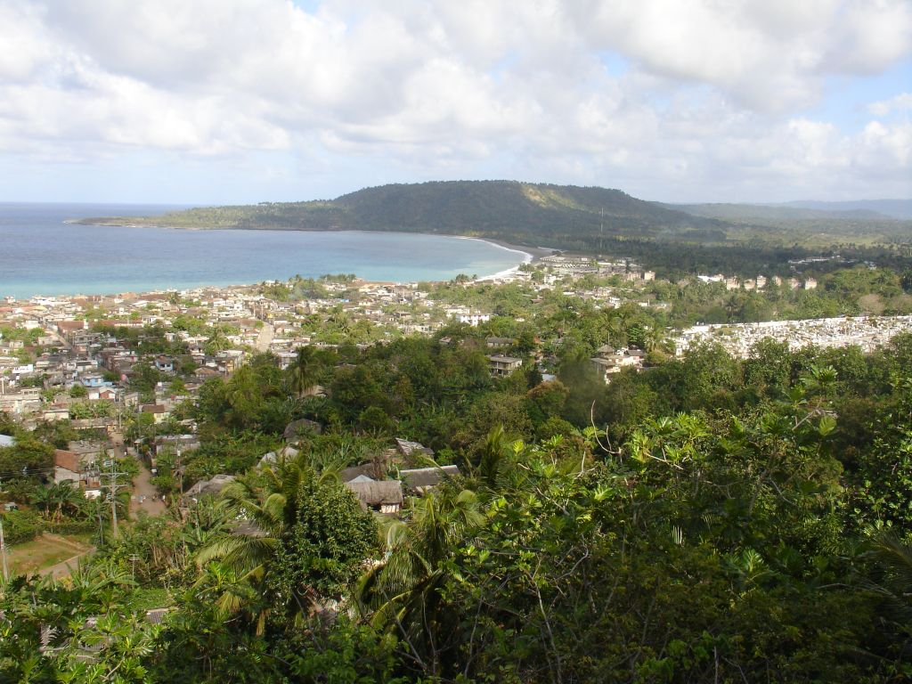 Von hier oben hat man einen tollen Blick auf die Stadt (links) und den Strand (rechts).