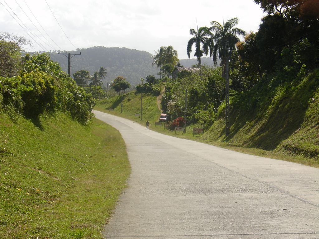Die Straße von Baracoa nach Osten führt durch grüne Landschaft.