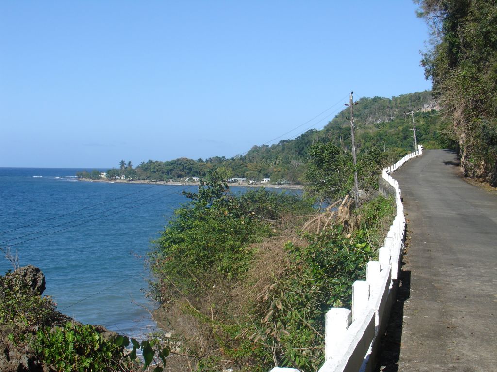 An einer Flussmündung liegt am Strand der kleine Ort Boca de Yumurí.