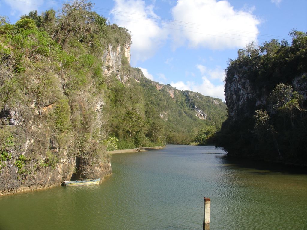 Der Fluss kommt aus einer kleinen Schlucht.