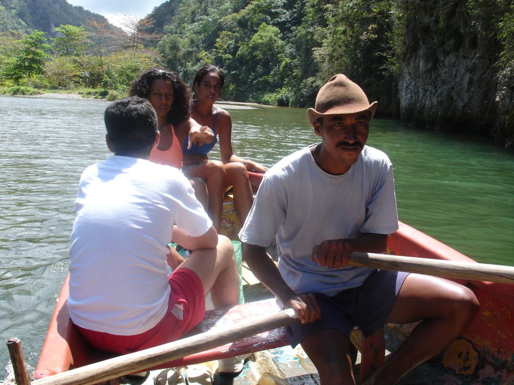 Das Boot ist nur für Touristen, die mit Devisen zahlen (wovon der Ruderer natürlich nichts bekommt). Einheimische müssen durch den Fluss waten oder schwimmen.