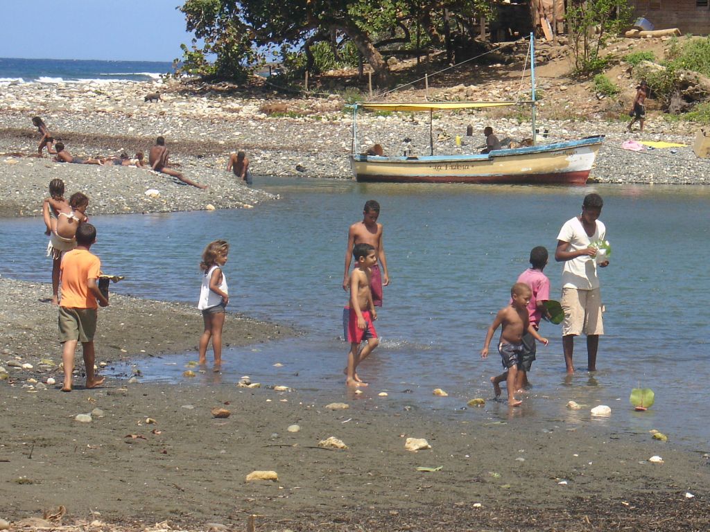 Die Kinder aus dem Dorf spielen am Fluss.