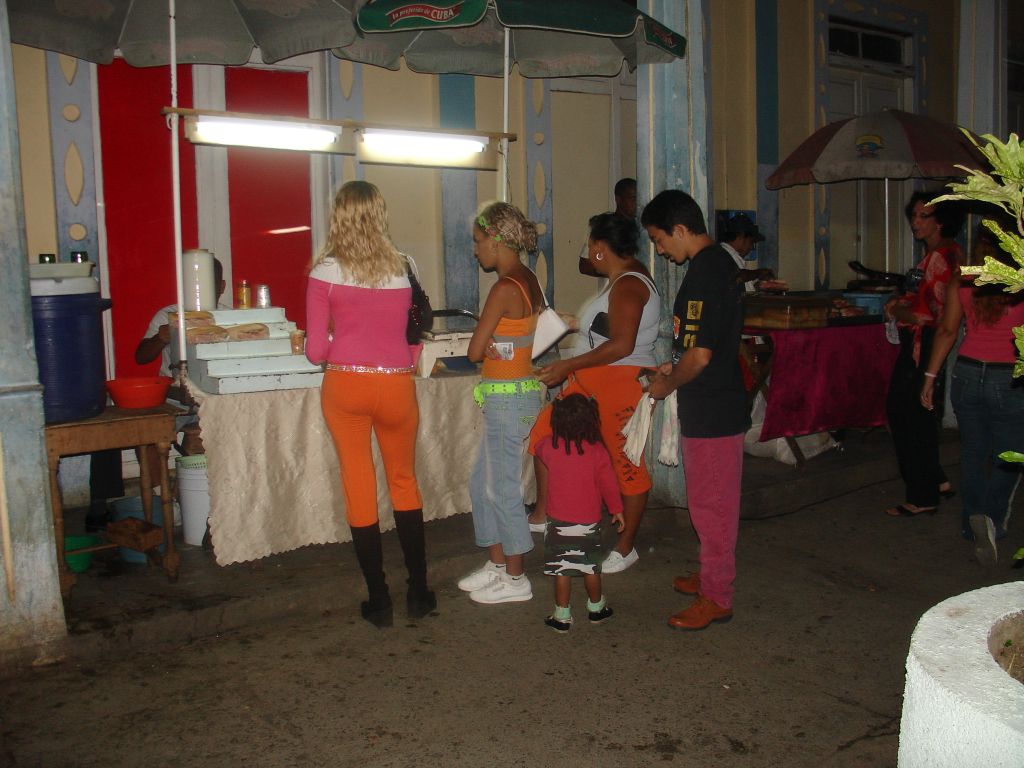 Am Sonntagabend gab es ein paar Stände mit Essen am Hauptplatz von Baracoa.