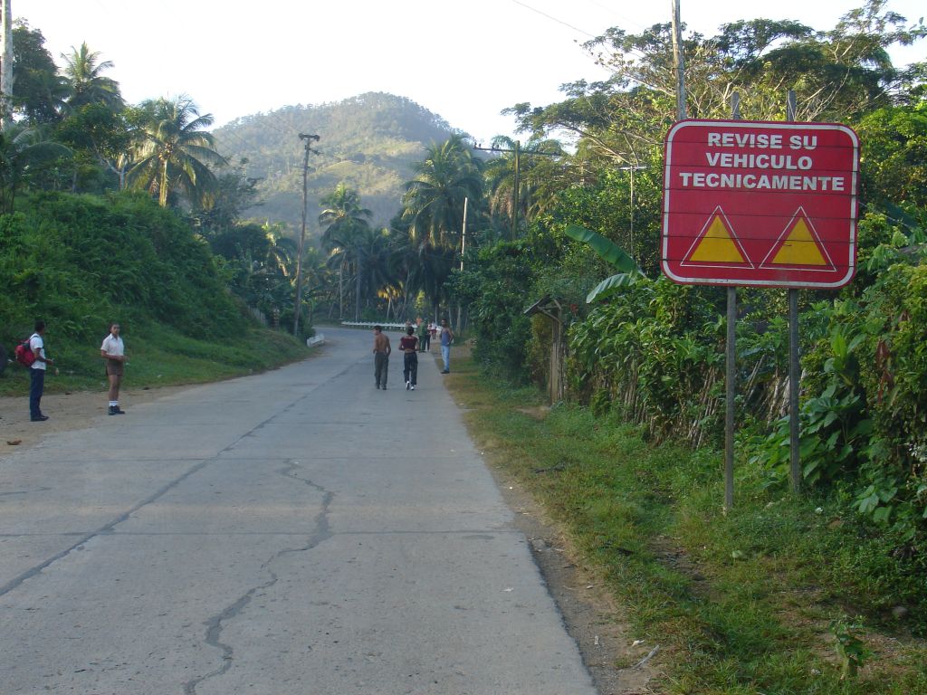 Am Ortsausgang von Baracoa zur Passstraße 'La Farola' steht dieses Schild, das auffordert, das Fahrzeug technisch zu überprüfen - beim Zustand vieler kubanischer Fahrzeuge sicher eine sinnvolle Aufforderung für eine Passstraße.