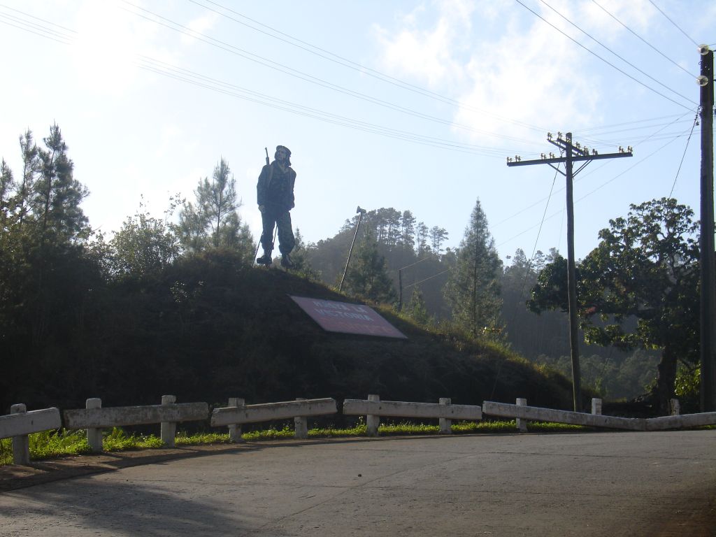 Am Straßenrand war eine große Che-Guevara-Statue