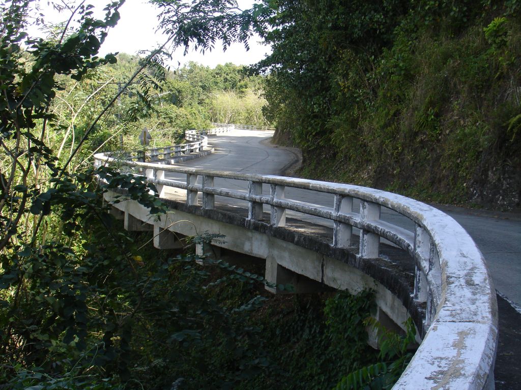 Die Straße ist aufwendig durch die Landschaft gebaut.