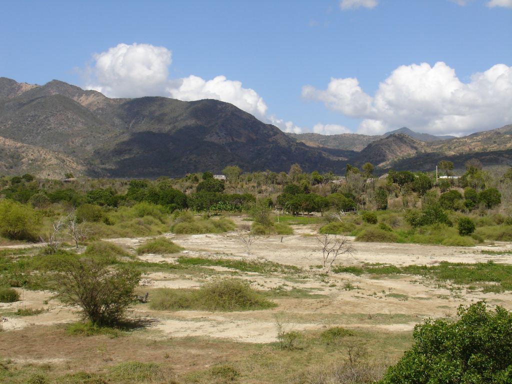 Die Landschaft ist an der Südseite der Insel trocken. Hinter der Ebene beginnen die Berge.