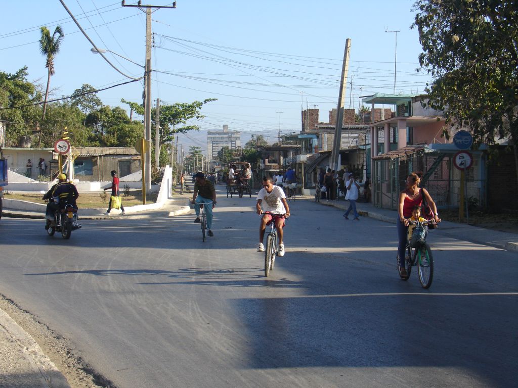 Hier beginnt eine getrennte Verkehrsführung: Motorisierter Verkehr muss links entlang der Umgehungsstraße fahren, Kutschen und Radfahrer rechts durch das Wohngebiet.
