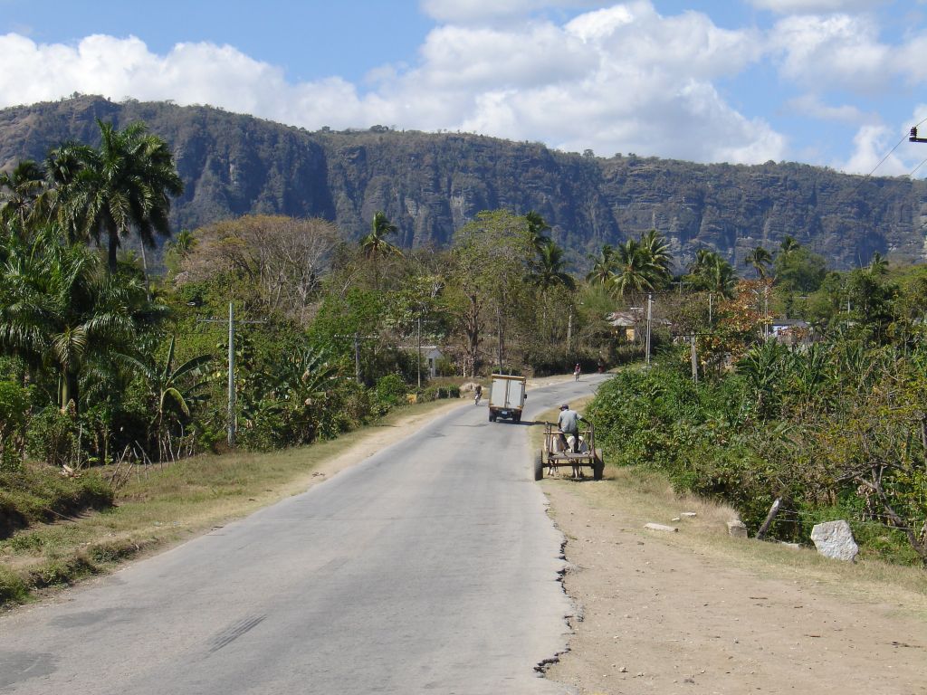Die Straße führt auf die Berge zu.
