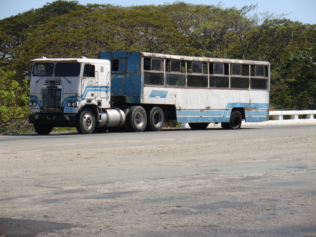 Ein Bus, der ein umgebauter Aufliegerlaster war, stand mit einem platten Reifen kurz danach auf dem Standstreifen.