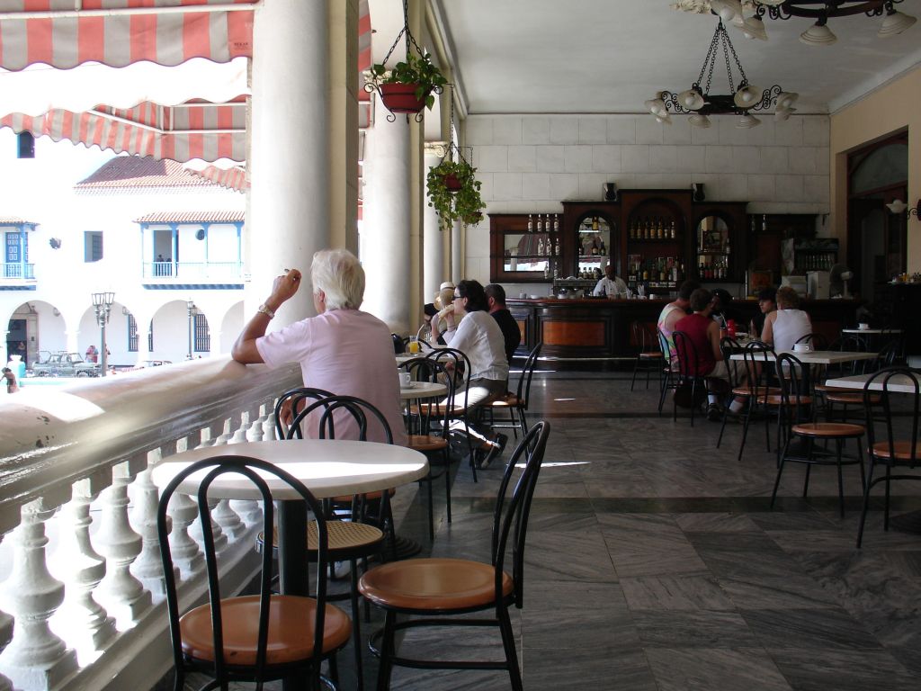 Auf der Terasse des Grand Hotels von Santiago hatte ich noch einen Drink, bevor ich zum Busbahnhof fuhr, um den Nachtbus nach Havanna zu nehmen.