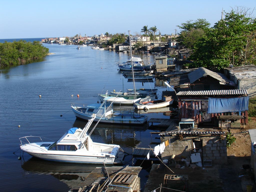 In einer Flussmündung haben einige Reiche aus Havanna ihre Boote liegen.