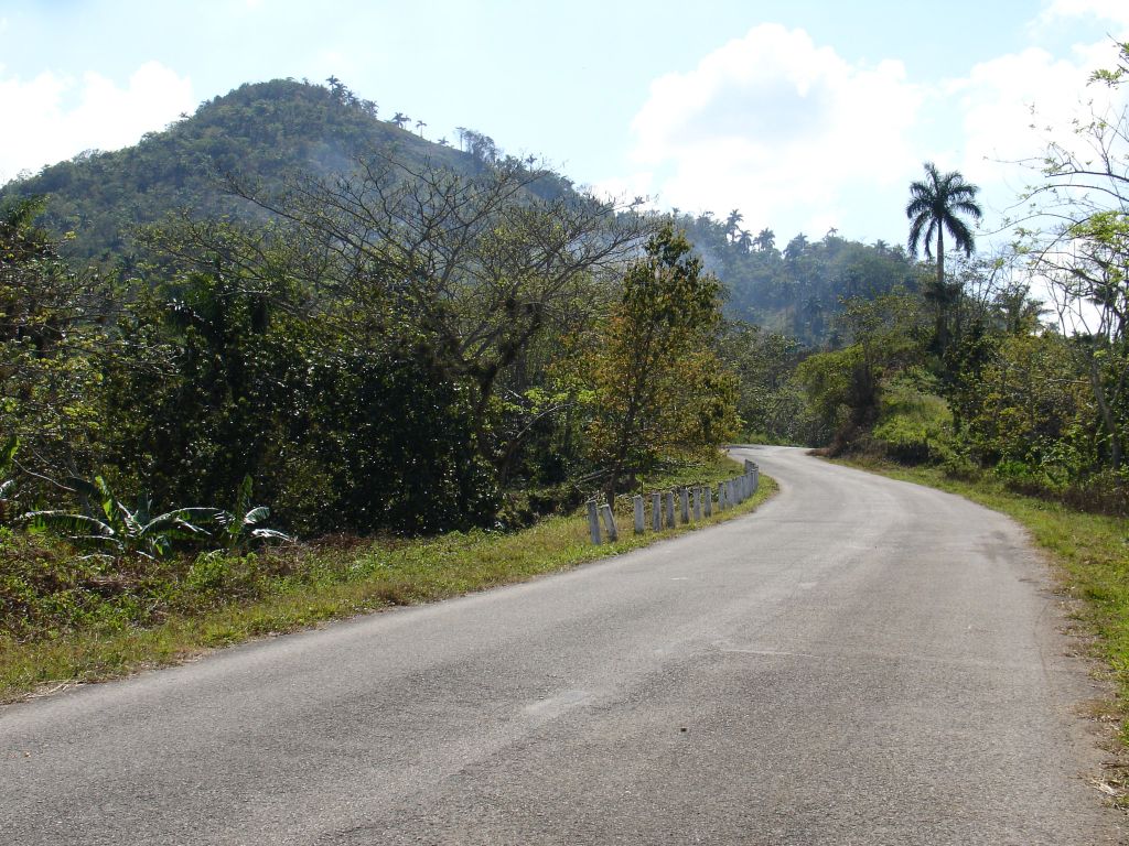 Die Straße führt durch eine wunderschöne einsame Landschaft. 