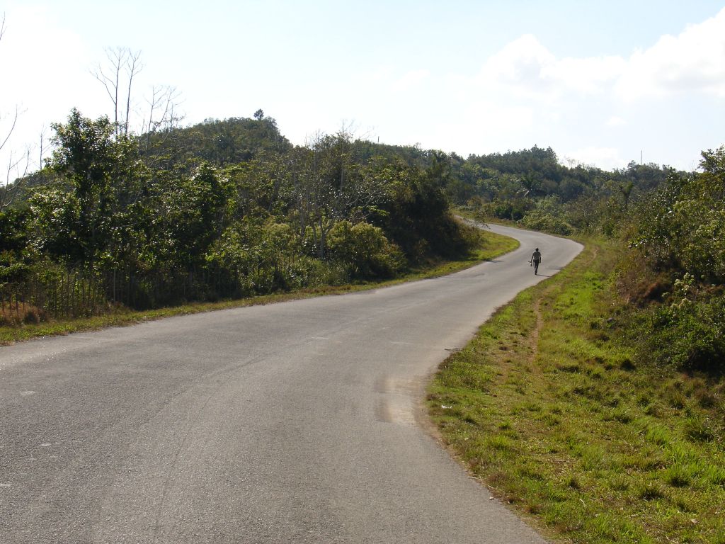 Es ging bergauf und bergab, immer über die Hügelkuppen, so dass man meistens einen guten Blick auf die Landschaft ringsum hatte.<br />Nach einem Tag, der morgens um sechs am Busbahnhof in Havanna begonnen hatte, und wo ich unterwegs wenig Getränke bekommen hatte, hat diese Strecke durch die Nachmittagssonne mich richtig ausgetrocknet.