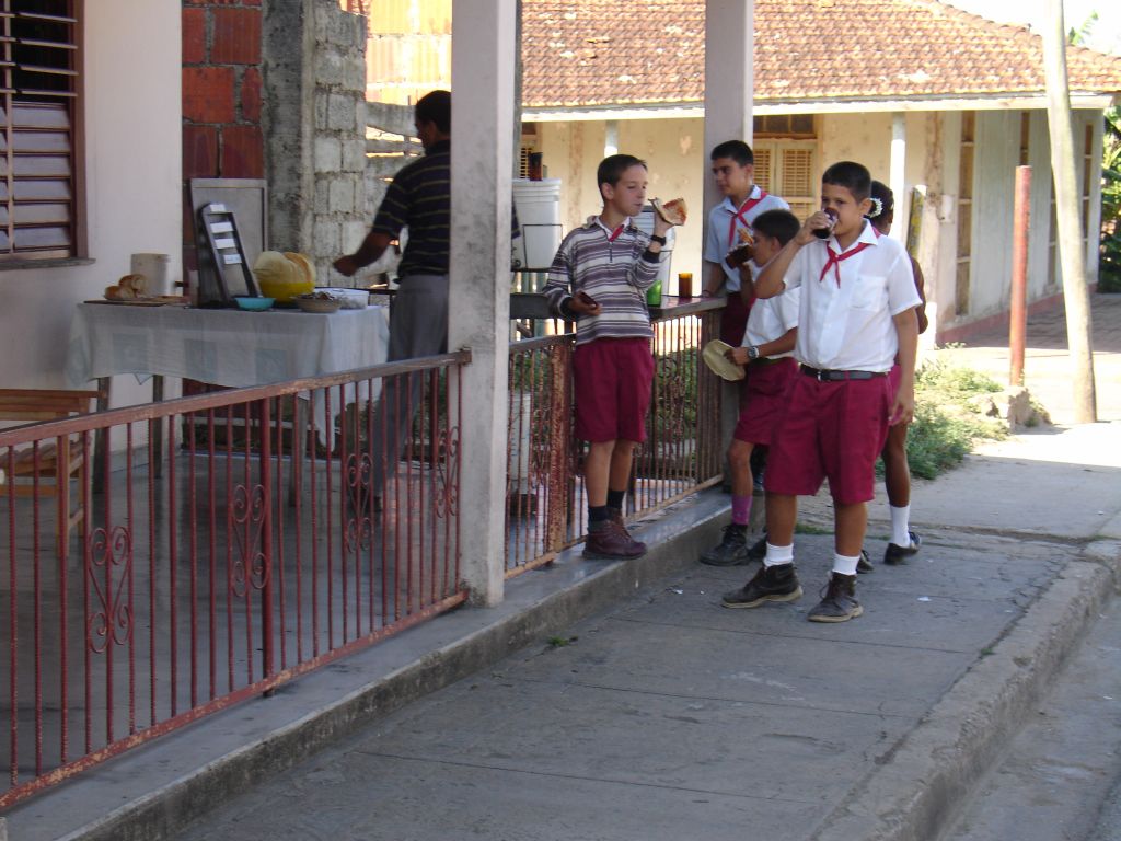 In der Pause holen sich die Schüler in San Diego de los Baños etwas zu essen und zu trinken.