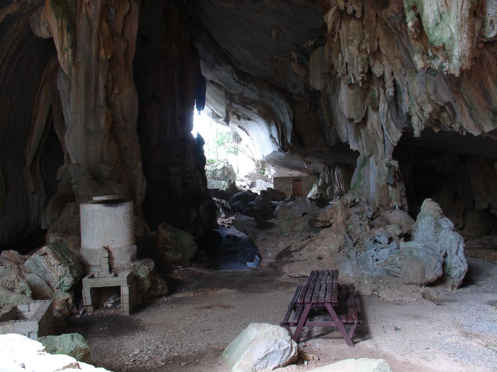 Die Höhle ist noch so eingerichtet wie 1962. Damals wurde sie auf die Schnelle ausgebaut. Vorne links der Wasserbehälter mit dem Waschbecken, rechts im Hintergrund das Arbeits- und Schlafzimmer von Che.