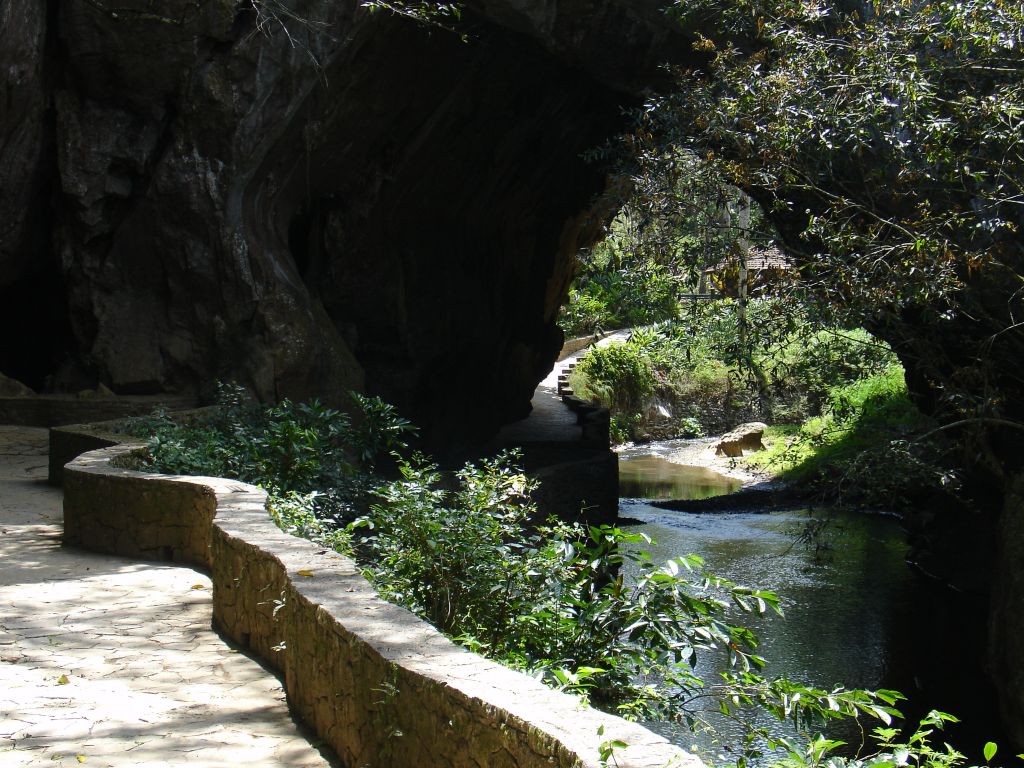 Durch die untere Höhle fließt ein Fluss.