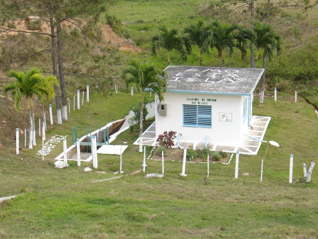 Auf dem Dach des Pumpwerks am Stausee steht 'Ich liebe diese Insel', und links am Zaun: 'Es lebe Fidel'.