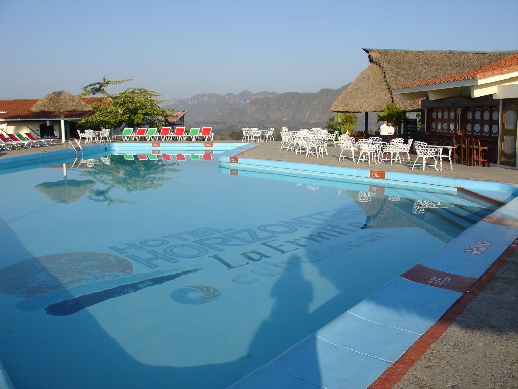 Das Hotel liegt am Hang oberhalb von Viñales. So hat man sogar vom Swimmingpool einen Blick auf die schöne Landschaft.