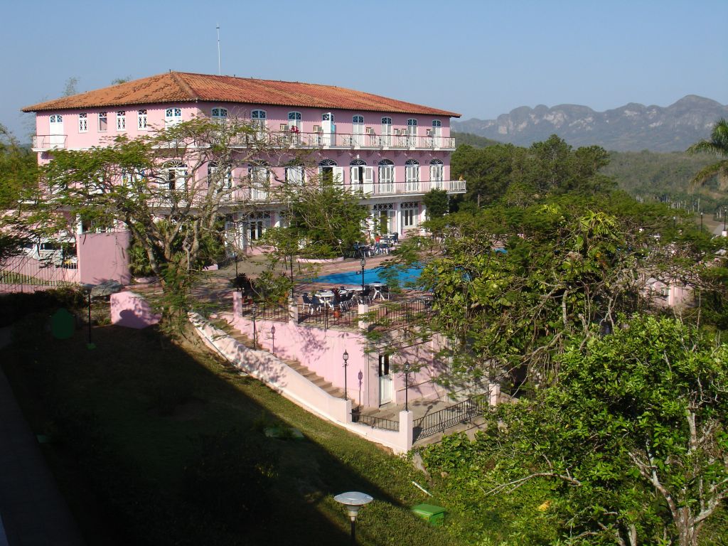 An der anderen Seite des Tals liegt ebenfalls am Hang das Hotel Los Jasmines.
