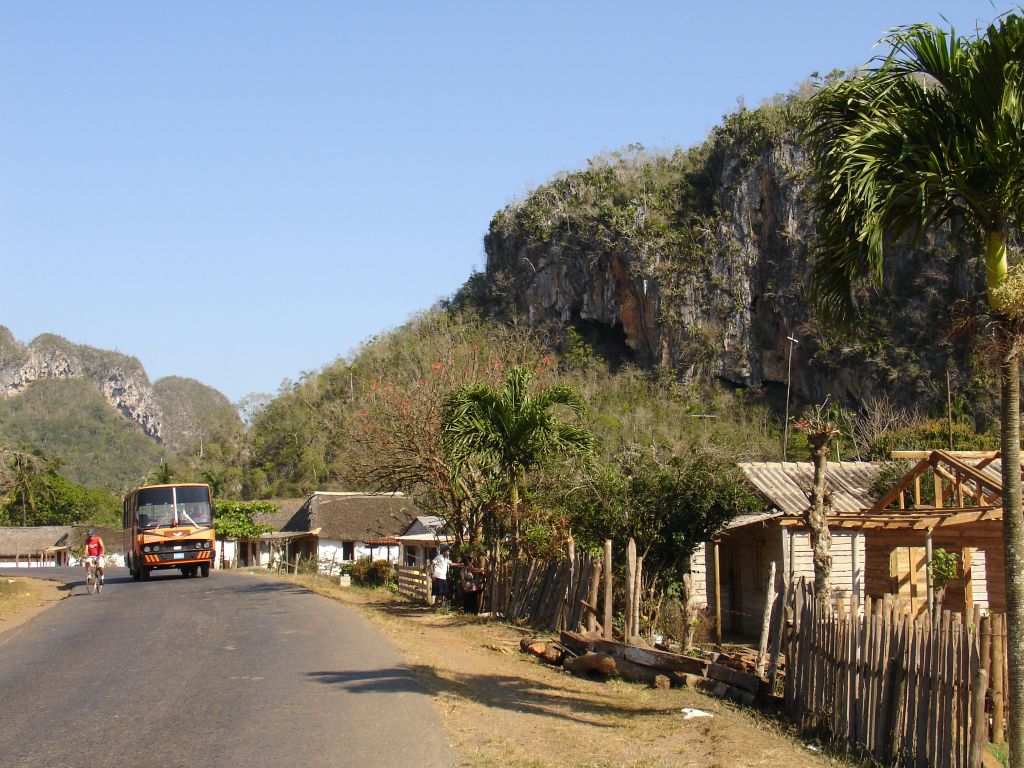 Am Ortsausgang von Viñales fangen direkt die ersten Berge an.