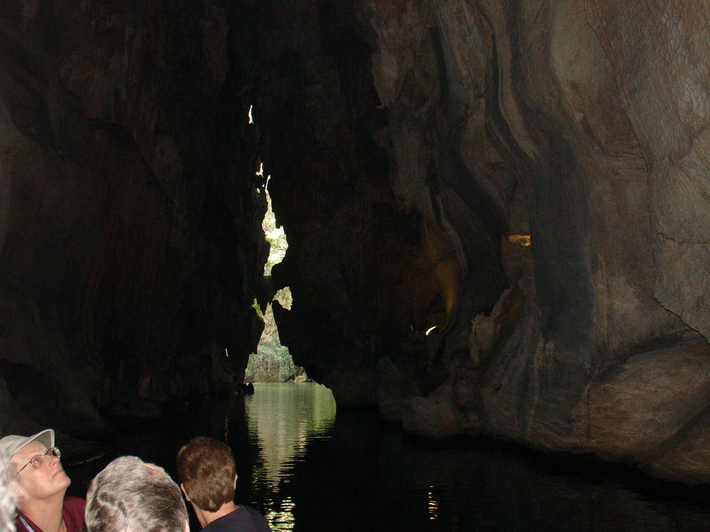 Nach einer kurzen Fußtour fährt man das letzte Stück durch die Höhle mit einem Boot.