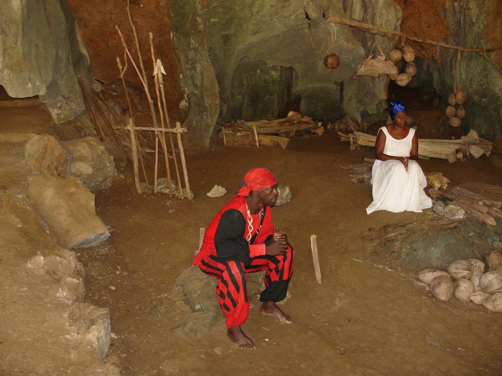 ... zum Palenque de los Cimarrones, der 'Siedlung der entflohenen Sklaven'. Hier an einer versteckten Stelle haben sich entflohene Sklaven angesiedelt. Heute sitzen Museumsangestellte hier und stellen Sklaven dar.