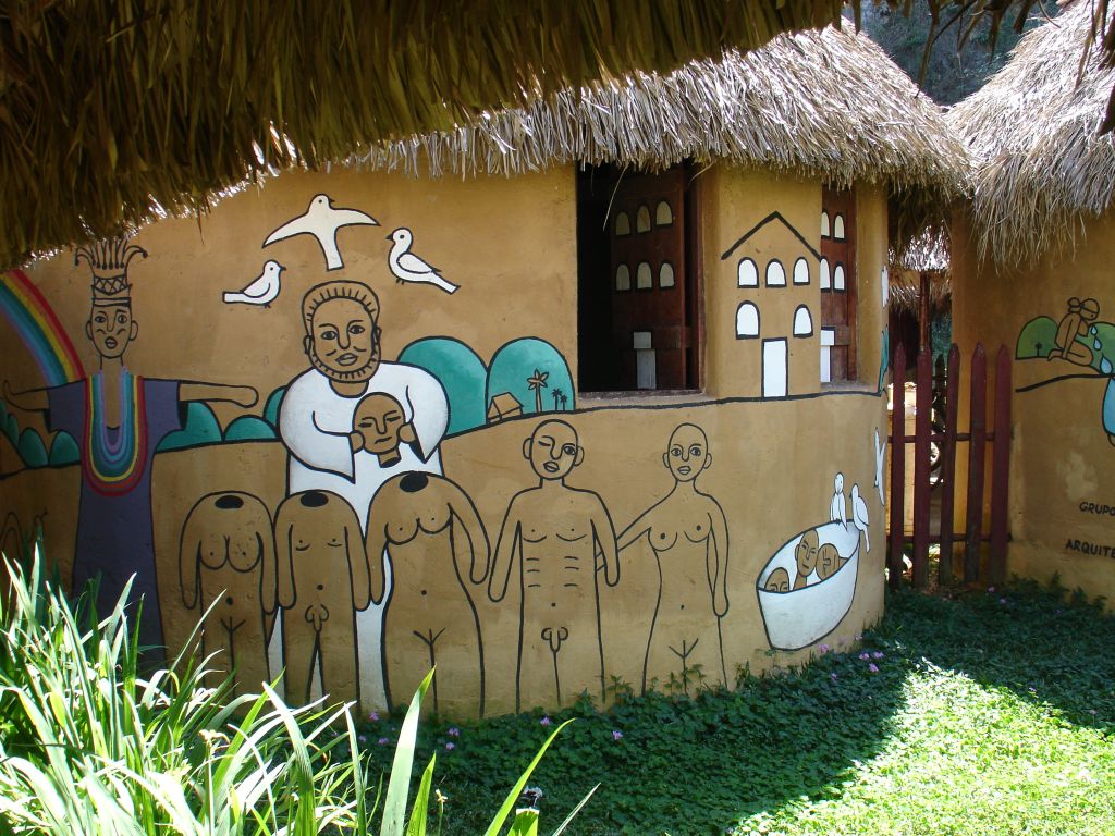An der Wand sind Motive aus den Legenden der Sklaven und Ureinwohner Kubas. Hier ein Gott, der Köpfe auf Menschenkörper setzt.