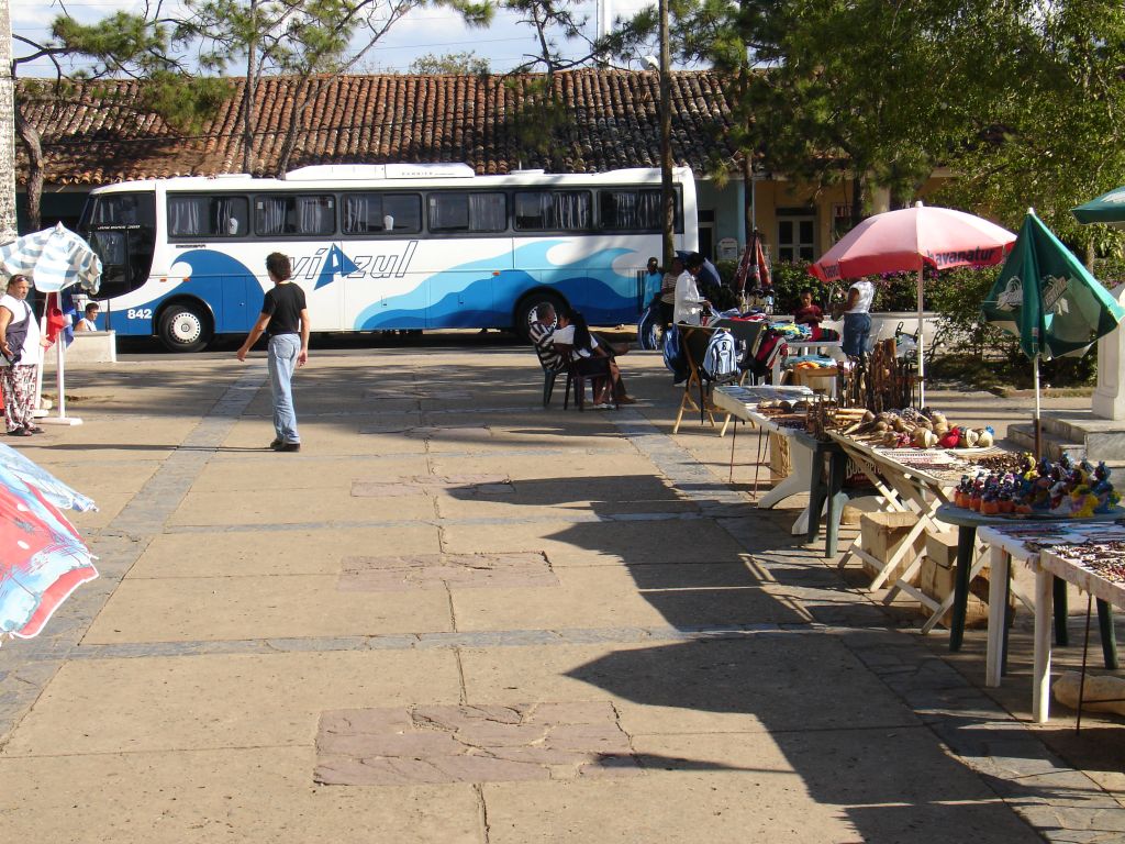 Der Bus der Touristenlinie Viazul fährt am Hauptplatz ab.