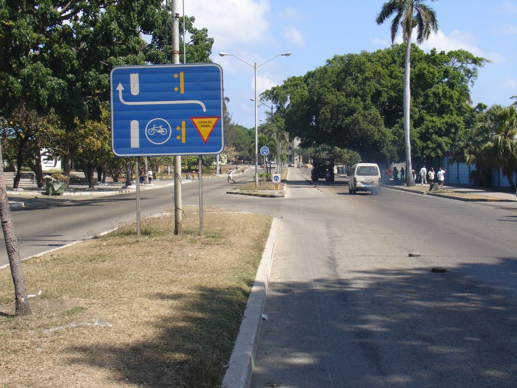 In Havanna gibt es an vielen Straßen Radspuren, und die Autofahrer werden deutlich darauf hingewiesen, beim Abbiegen auf Radfahrer Rücksicht zu nehmen.