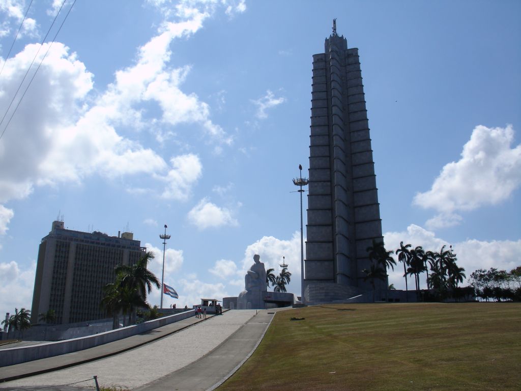 Der Revolutionsplatz in Havanna ist steht ein großer fünfzackiger Turm, neben dem das siebzehn Meter hohe Denkmal für José Martí richtig klein wirkt.
