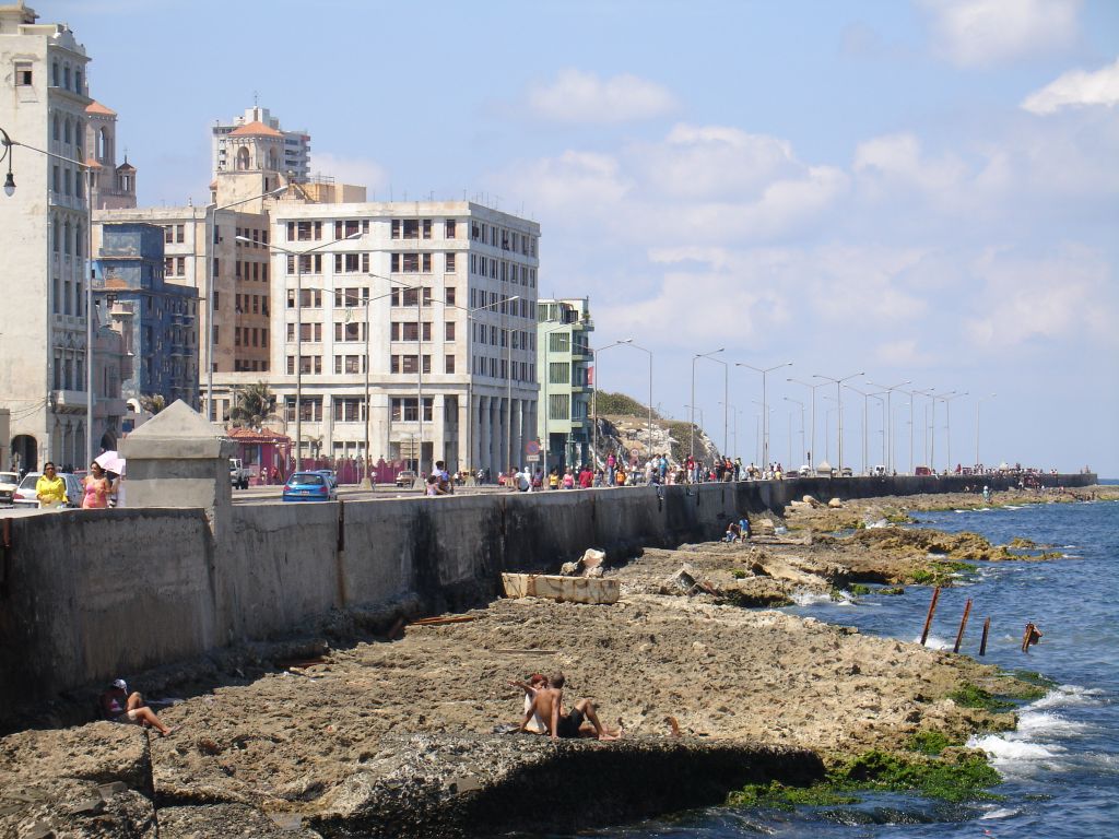 Direkt am Malecón haben Leute gebadet.