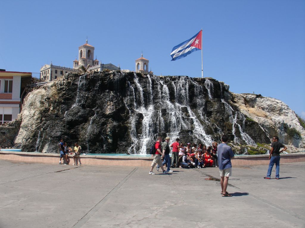 Vor einem Hotel am Malecón gibt es einen künstlichen Wasserfall.