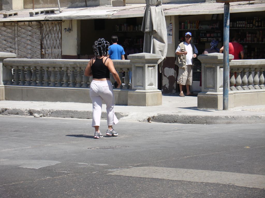 Für Kubanerinnen ist es ganz normal, mit Lockenwicklern in den Haaren über die Straße zu gehen.