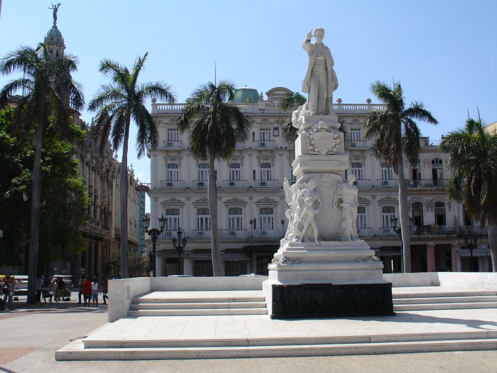 Das José-Martí-Denkmal steht vor dem Hotel Inglaterra, dem ältesten Hotel Kubas.