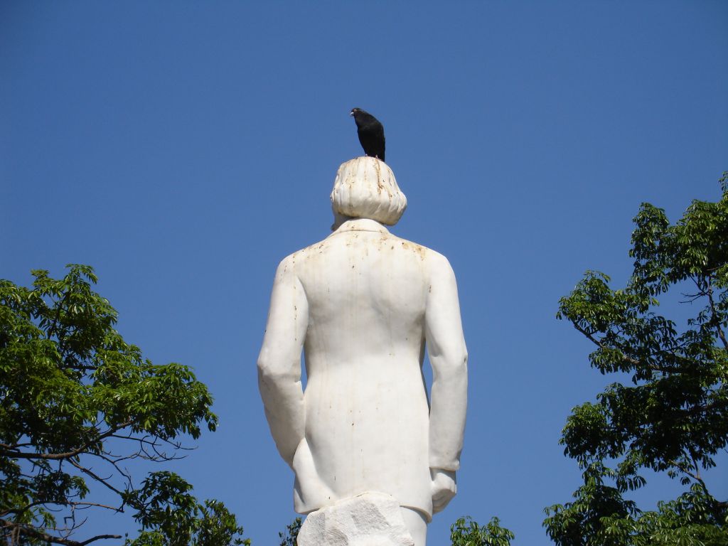 Das Denkmal bietet Vögeln einen guten Aussichtspunkt.