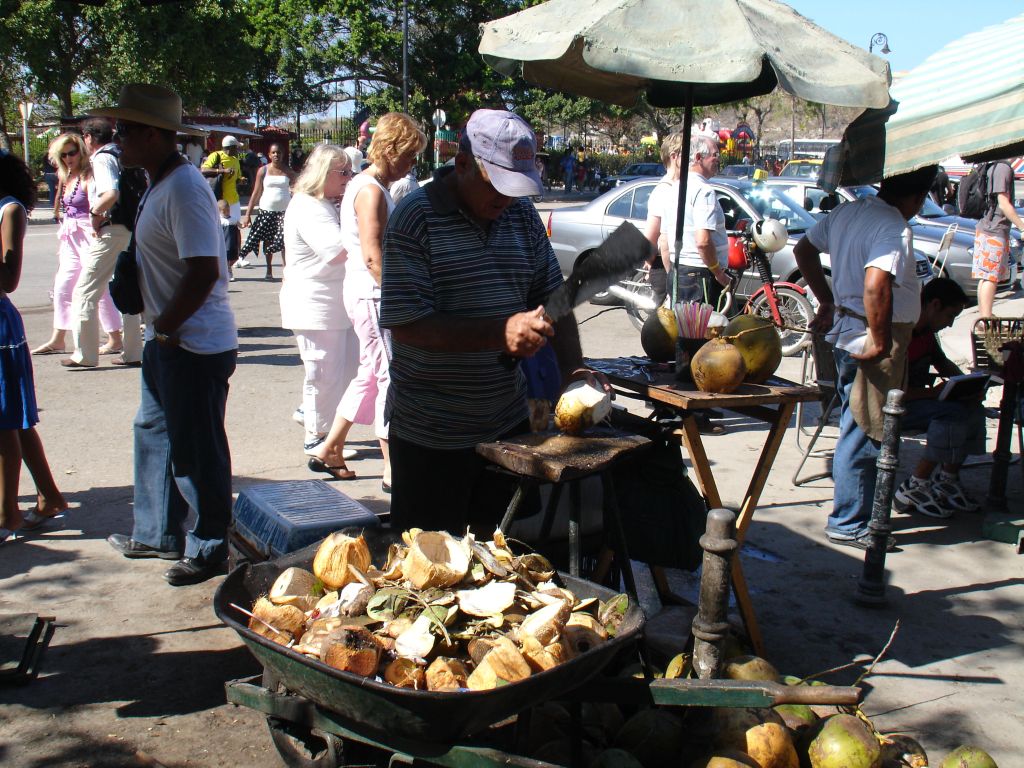 Hier bekommt man frische Kokosnüsse mit Strohhalm.